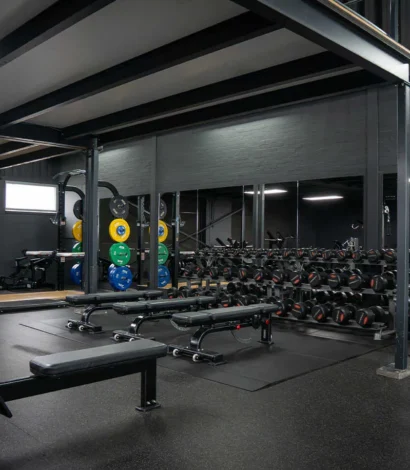 Losse gewichten en dumbbells in de fitnessruimte van BOKS Gouda