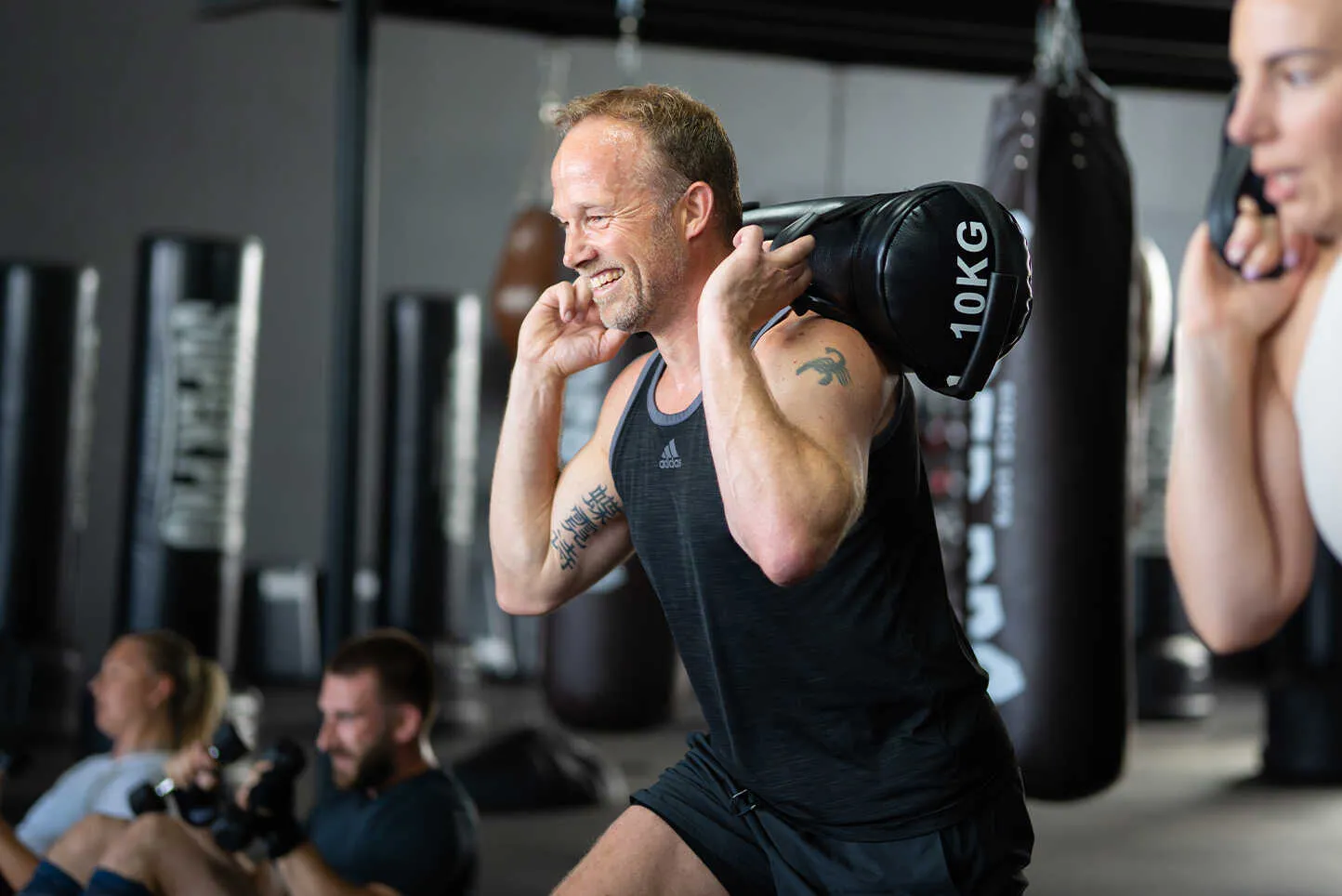 Fitboxing training bij BOKS Gouda met een intensieve workout op de bokszak