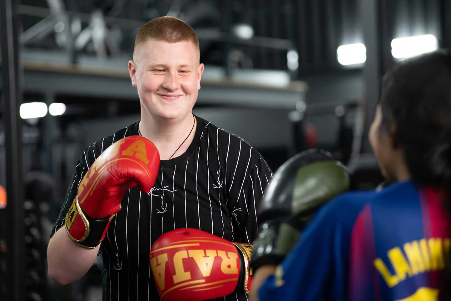Trainer begeleidt jeugd tijdens de boksles bij BOKS Gouda